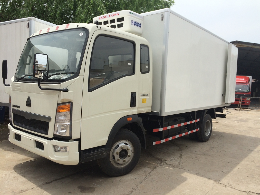 Lichte de Plichts Commerciële Vrachtwagens Refrigerator Freezer Van Box Truck van HOWO voor Vlees
